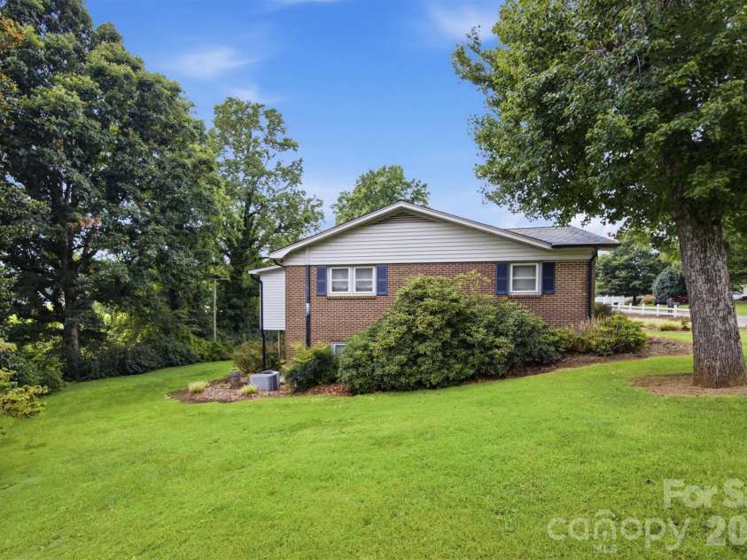 2711 Fairway Acres Circle, Lenoir, NC 28645.  MLS# CAR4410989, YatesRealty ID 42014. 