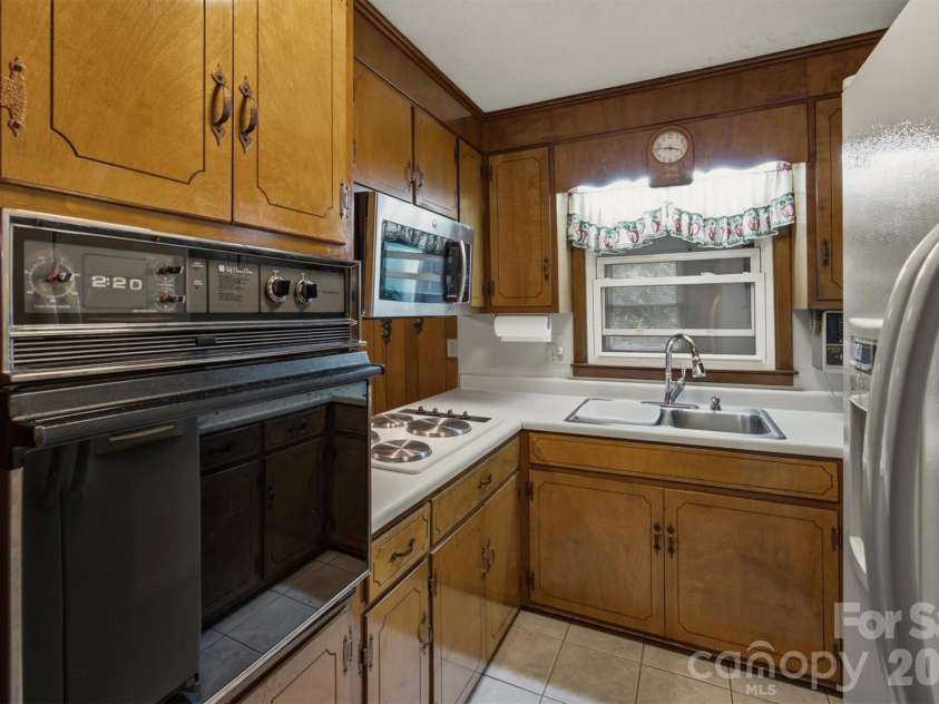2711 Fairway Acres Circle, Lenoir, NC 28645.  MLS# CAR4410989, YatesRealty ID 42014. 