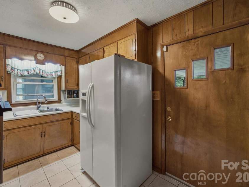 2711 Fairway Acres Circle, Lenoir, NC 28645.  MLS# CAR4410989, YatesRealty ID 42014. 