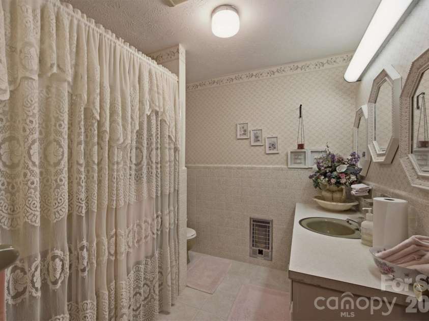 2711 Fairway Acres Circle, Lenoir, NC 28645.  MLS# CAR4410989, YatesRealty ID 42014. 