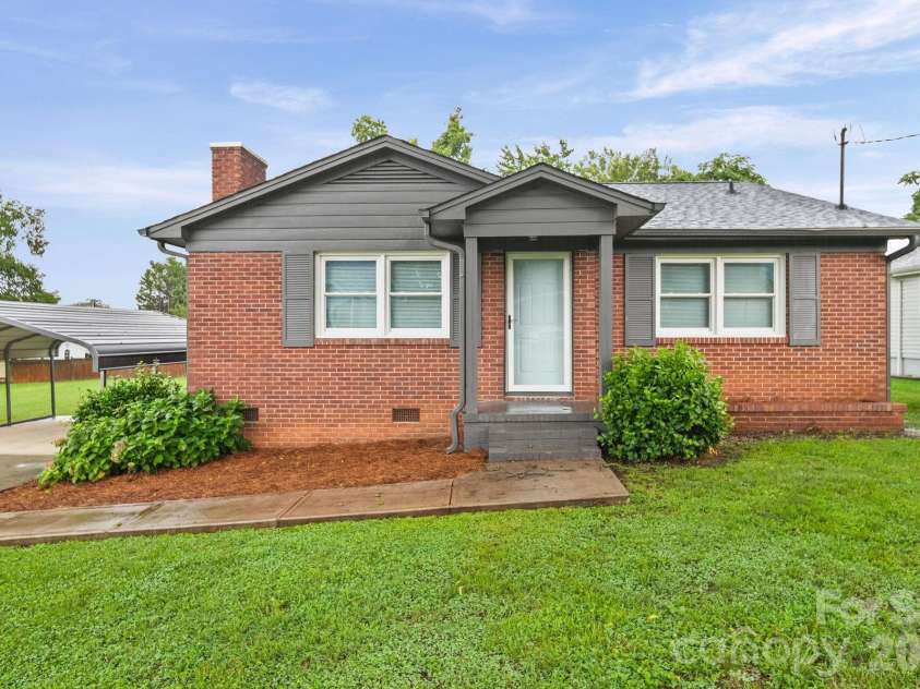 304 Ford Street, Cramerton, NC 28032.  MLS# CAR4411490, YatesRealty ID 42015. 