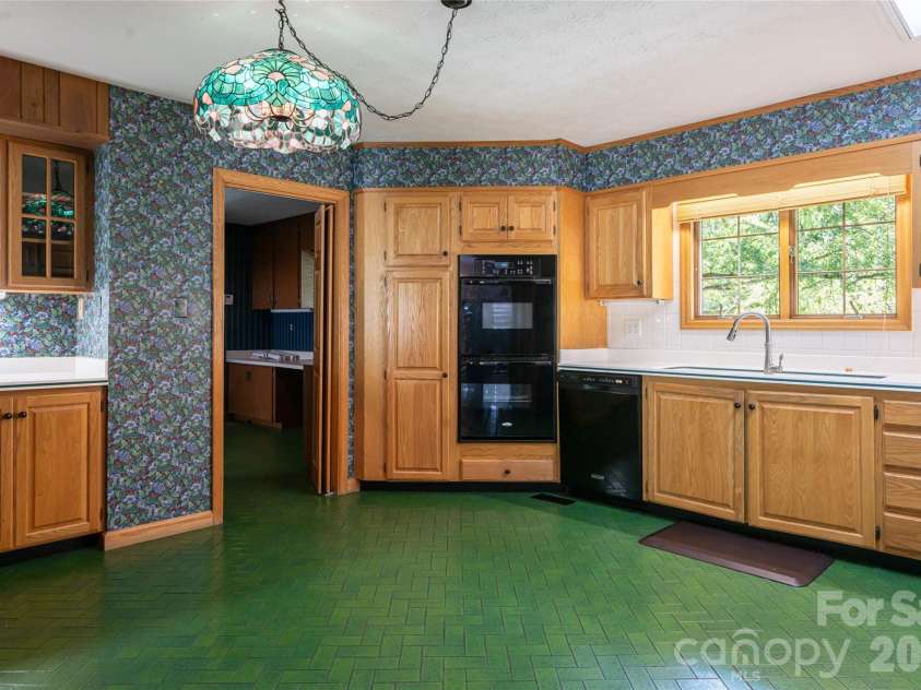 25 Forest Road, Asheville, NC 28803.  MLS# CAR4412370, YatesRealty ID 42019. 