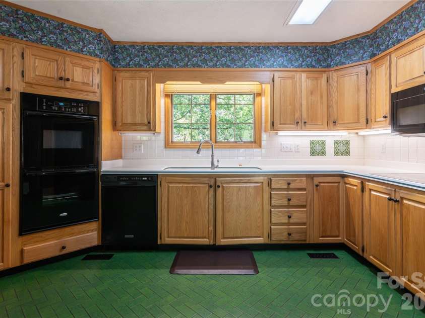 25 Forest Road, Asheville, NC 28803.  MLS# CAR4412370, YatesRealty ID 42019. 