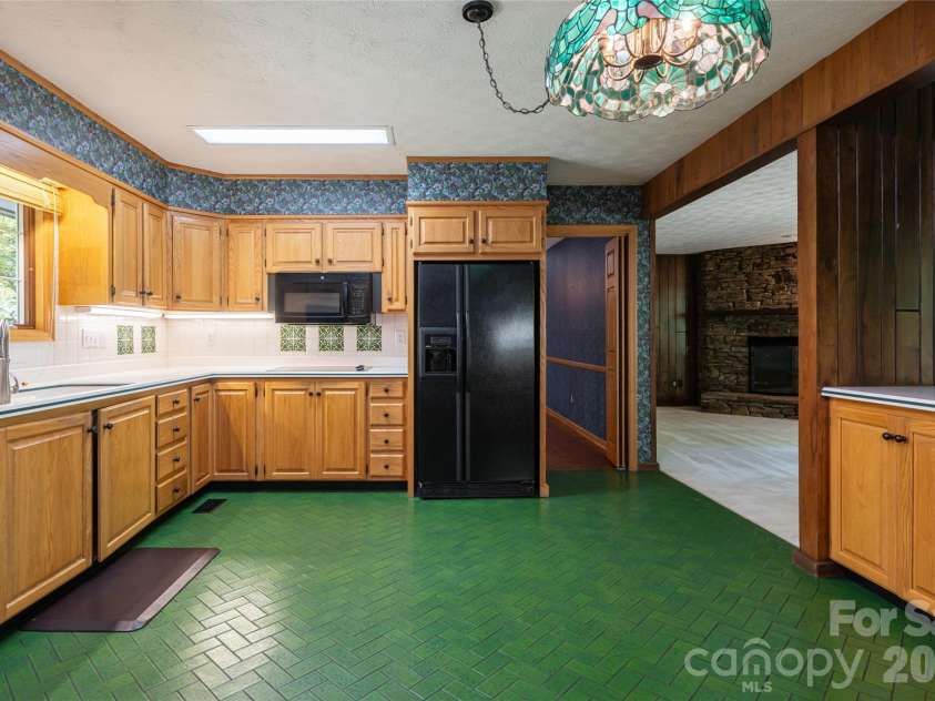 25 Forest Road, Asheville, NC 28803.  MLS# CAR4412370, YatesRealty ID 42019. 