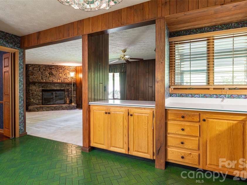 25 Forest Road, Asheville, NC 28803.  MLS# CAR4412370, YatesRealty ID 42019. 