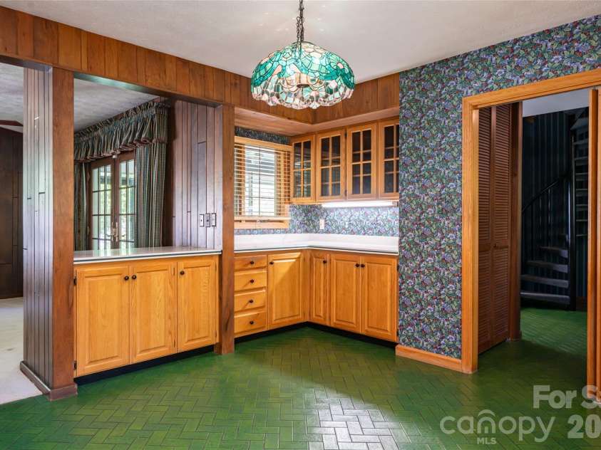 25 Forest Road, Asheville, NC 28803.  MLS# CAR4412370, YatesRealty ID 42019. 
