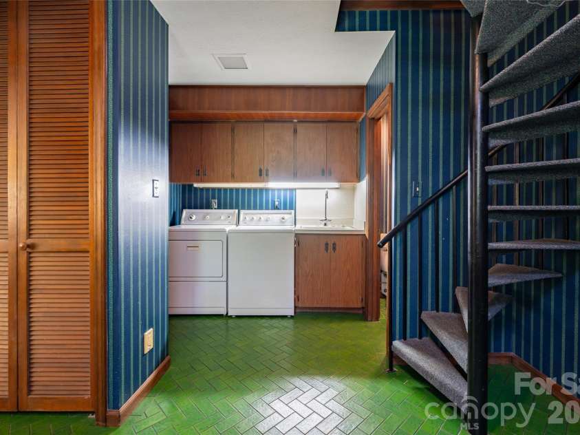 25 Forest Road, Asheville, NC 28803.  MLS# CAR4412370, YatesRealty ID 42019. 