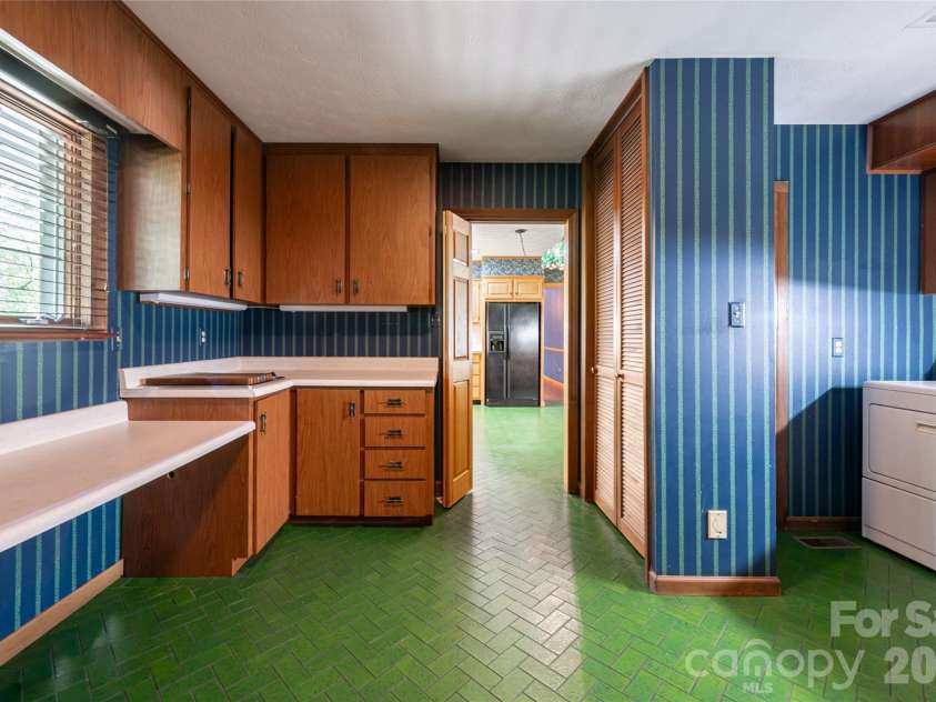 25 Forest Road, Asheville, NC 28803.  MLS# CAR4412370, YatesRealty ID 42019. 