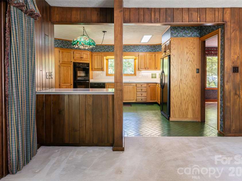 25 Forest Road, Asheville, NC 28803.  MLS# CAR4412370, YatesRealty ID 42019. 