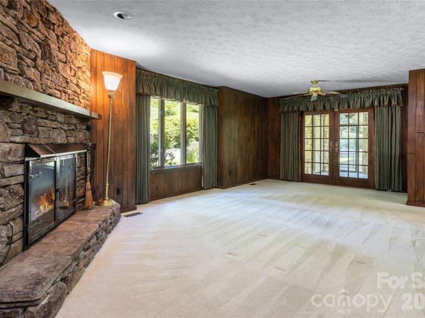 25 Forest Road, Asheville, NC 28803.  MLS# CAR4412370, YatesRealty ID 42019. 