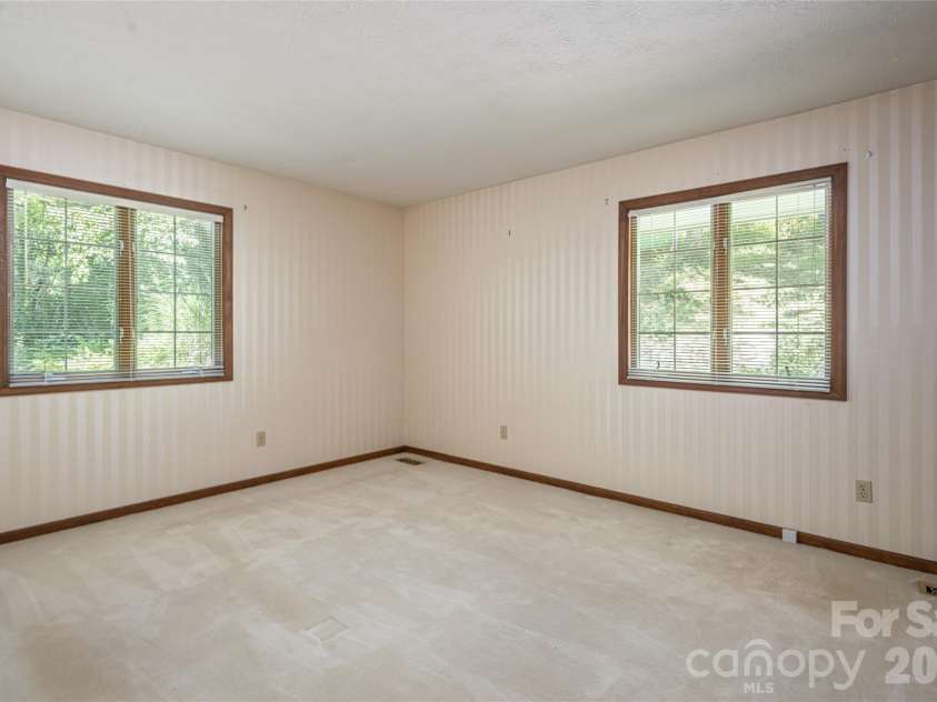 25 Forest Road, Asheville, NC 28803.  MLS# CAR4412370, YatesRealty ID 42019. 