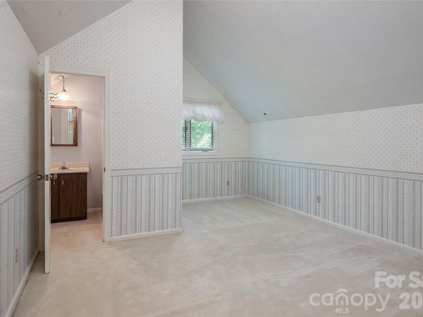 25 Forest Road, Asheville, NC 28803.  MLS# CAR4412370, YatesRealty ID 42019. 