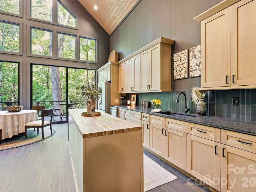 2272 Evans Road, Hendersonville, NC 28739.  MLS# CAR4412038, YatesRealty ID 42021. 