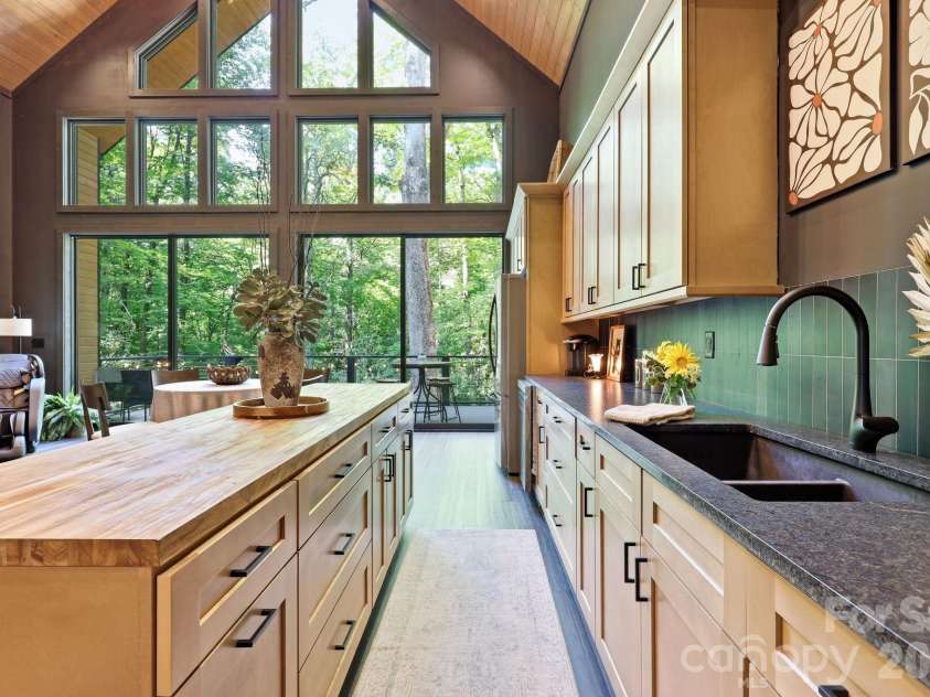 2272 Evans Road, Hendersonville, NC 28739.  MLS# CAR4412038, YatesRealty ID 42021. 