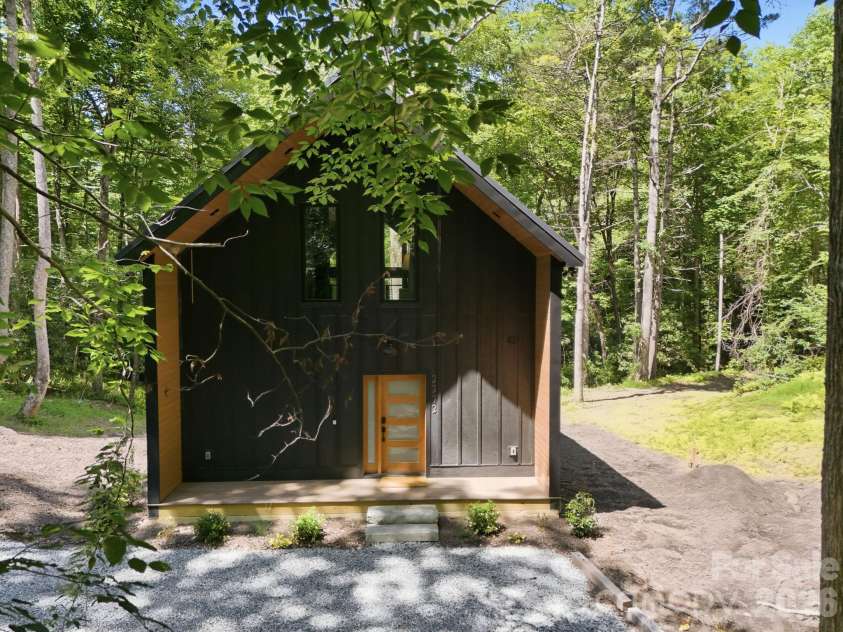 2272 Evans Road, Hendersonville, NC 28739.  MLS# CAR4412038, YatesRealty ID 42021. 