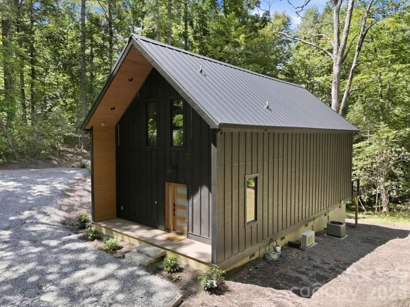 2272 Evans Road, Hendersonville, NC 28739.  MLS# CAR4412038, YatesRealty ID 42021. 