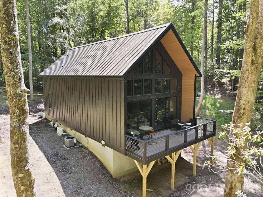 2272 Evans Road, Hendersonville, NC 28739.  MLS# CAR4412038, YatesRealty ID 42021. 
