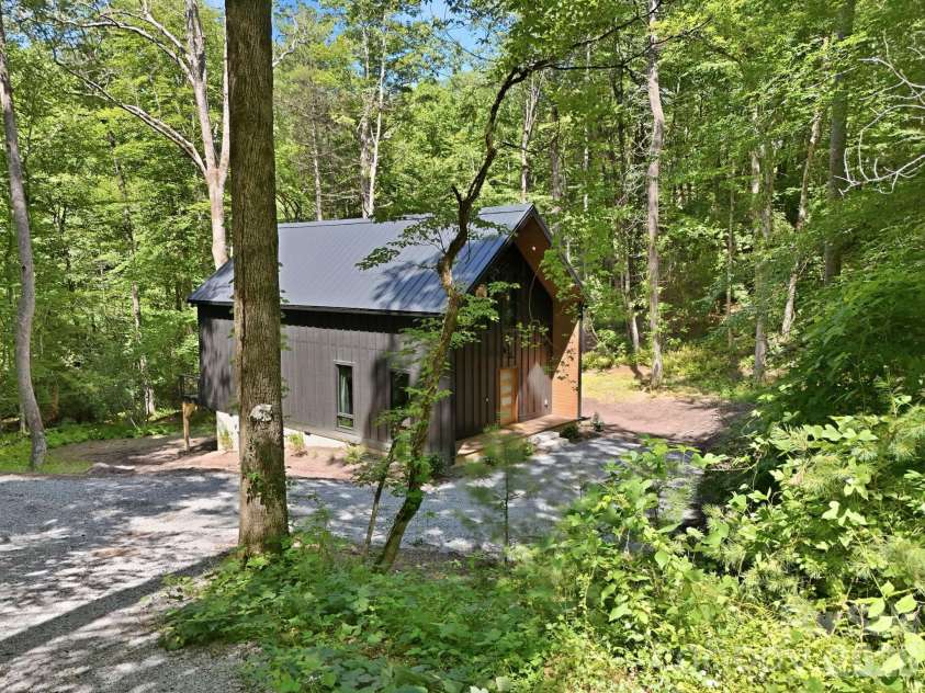 2272 Evans Road, Hendersonville, NC 28739.  MLS# CAR4412038, YatesRealty ID 42021. 