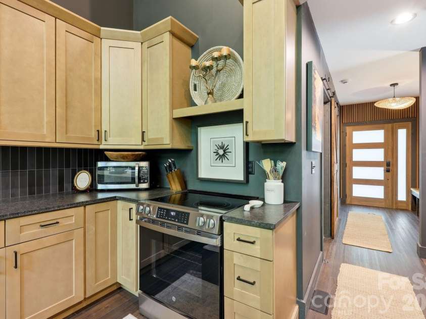 2272 Evans Road, Hendersonville, NC 28739.  MLS# CAR4412038, YatesRealty ID 42021. 