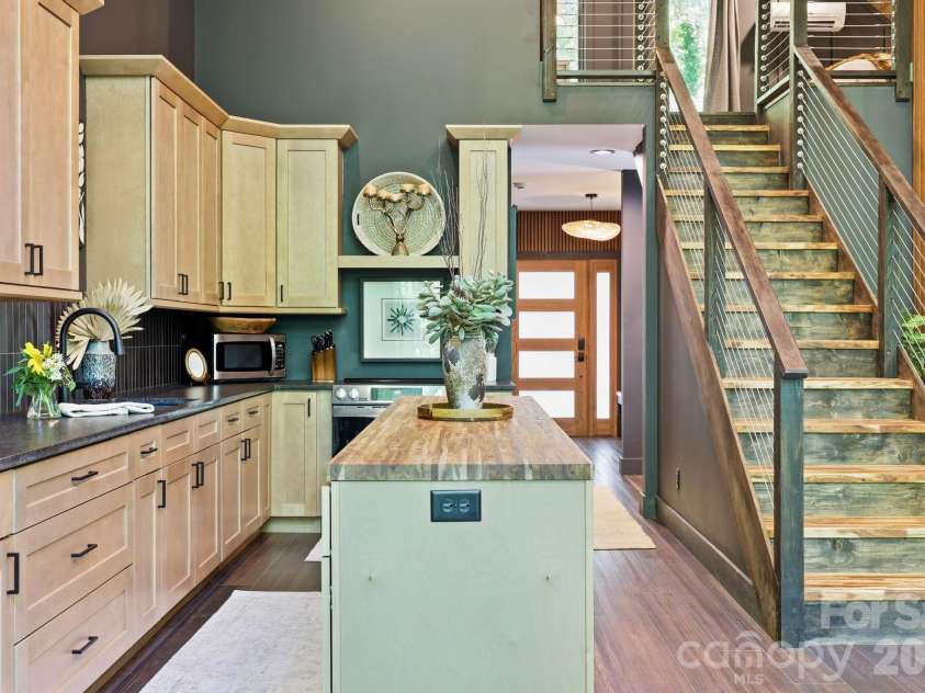 2272 Evans Road, Hendersonville, NC 28739.  MLS# CAR4412038, YatesRealty ID 42021. 