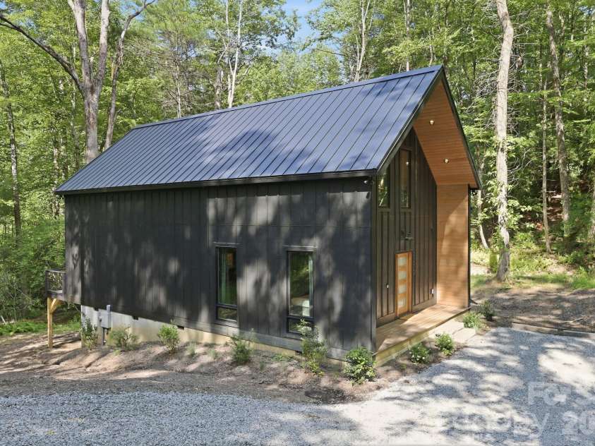 2272 Evans Road, Hendersonville, NC 28739.  MLS# CAR4412038, YatesRealty ID 42021. 