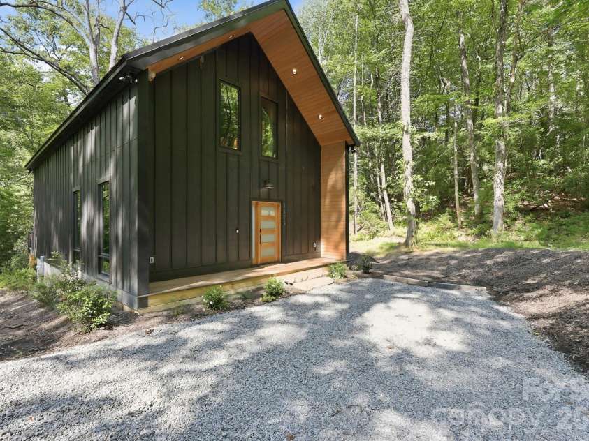 2272 Evans Road, Hendersonville, NC 28739.  MLS# CAR4412038, YatesRealty ID 42021. 