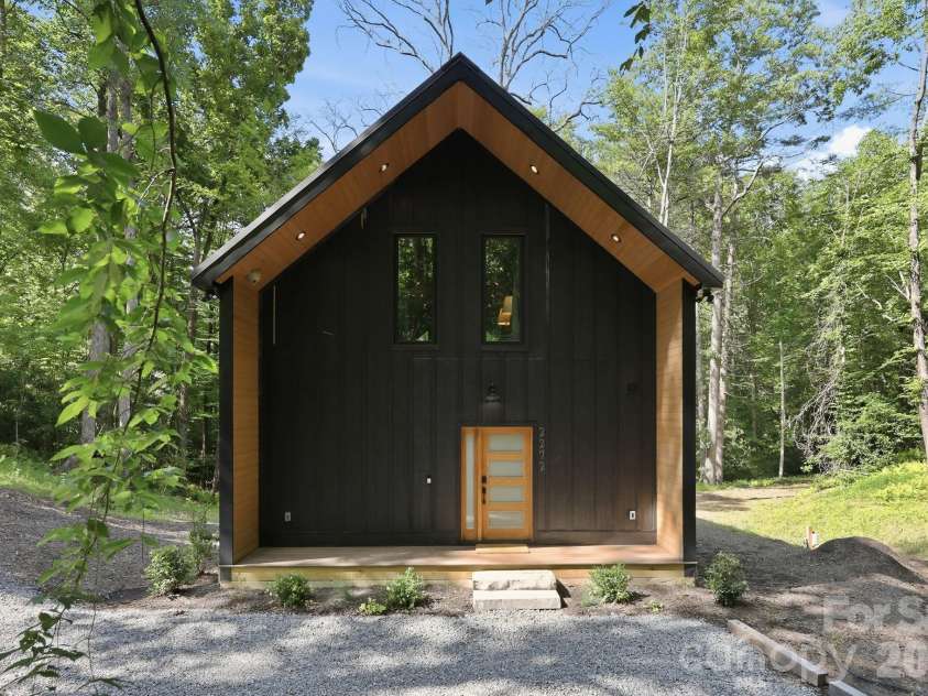 2272 Evans Road, Hendersonville, NC 28739.  MLS# CAR4412038, YatesRealty ID 42021. 