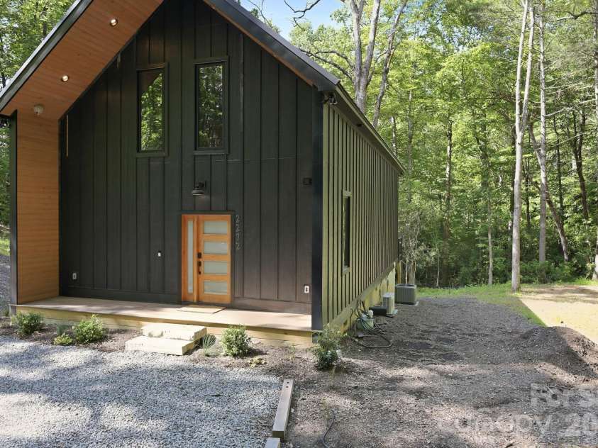 2272 Evans Road, Hendersonville, NC 28739.  MLS# CAR4412038, YatesRealty ID 42021. 