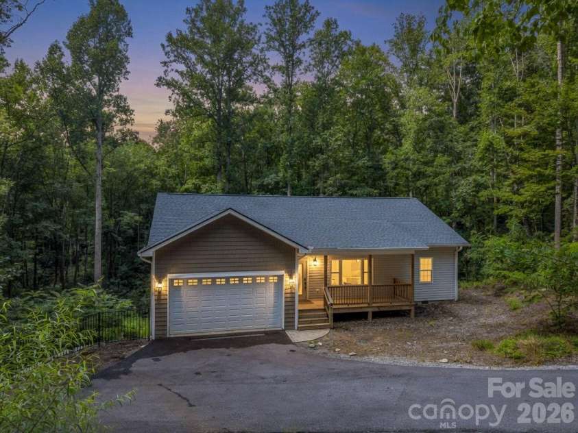 180 Ridgeview Drive, Hendersonville, NC 28792.  MLS# CAR4410645, YatesRealty ID 42029. 