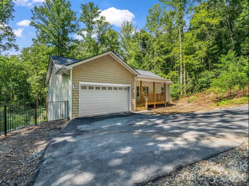 180 Ridgeview Drive, Hendersonville, NC 28792.  MLS# CAR4410645, YatesRealty ID 42029. 