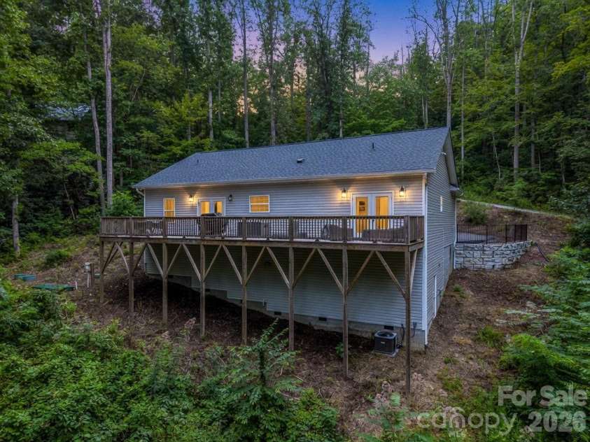 180 Ridgeview Drive, Hendersonville, NC 28792.  MLS# CAR4410645, YatesRealty ID 42029. 