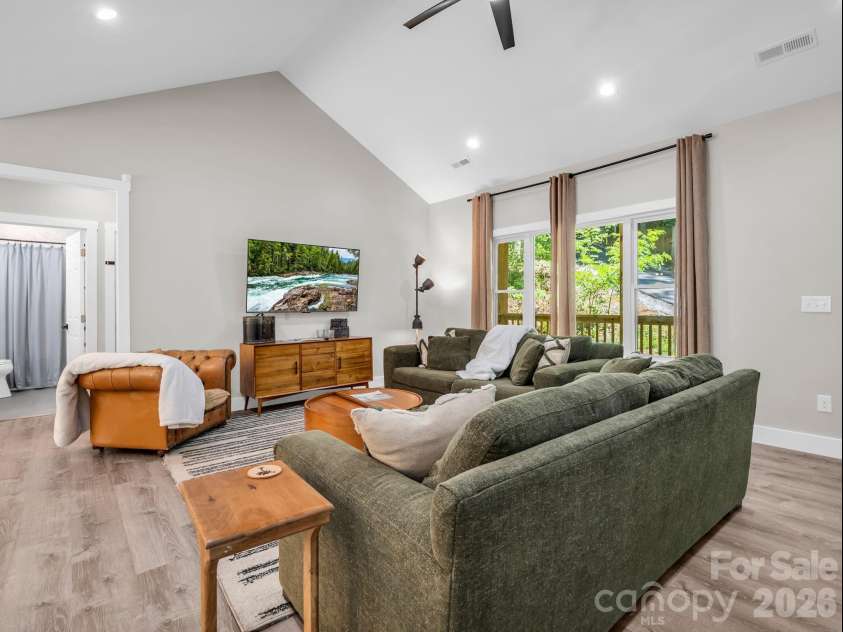 180 Ridgeview Drive, Hendersonville, NC 28792.  MLS# CAR4410645, YatesRealty ID 42029. 