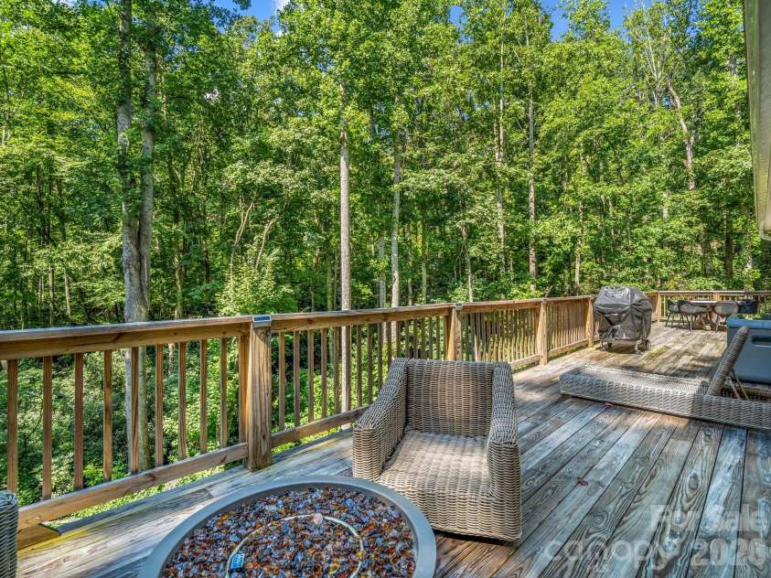 180 Ridgeview Drive, Hendersonville, NC 28792.  MLS# CAR4410645, YatesRealty ID 42029. 