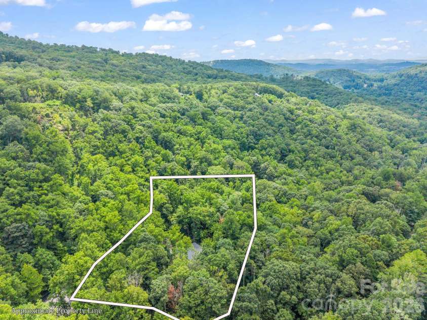 180 Ridgeview Drive, Hendersonville, NC 28792.  MLS# CAR4410645, YatesRealty ID 42029. 