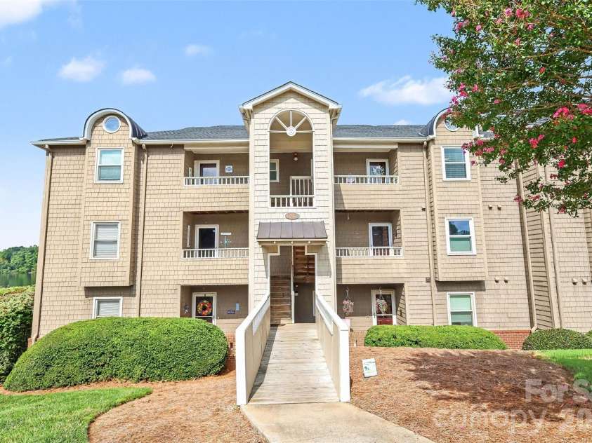 9817 Emerald Point Drive, Charlotte, NC 28278.  MLS# CAR4411548, YatesRealty ID 42034. 