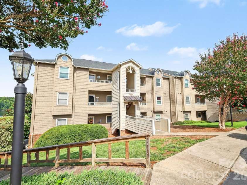 9817 Emerald Point Drive, Charlotte, NC 28278.  MLS# CAR4411548, YatesRealty ID 42034. 