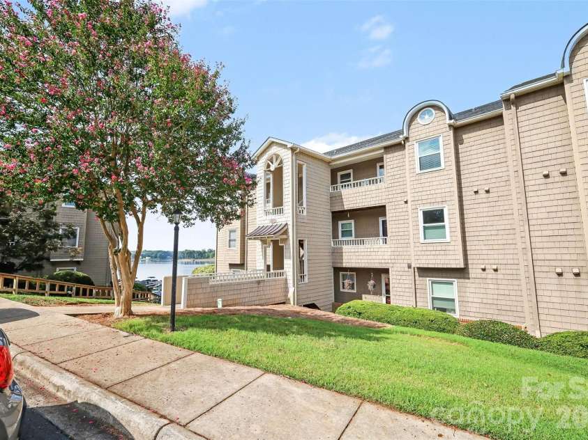 9817 Emerald Point Drive, Charlotte, NC 28278.  MLS# CAR4411548, YatesRealty ID 42034. 