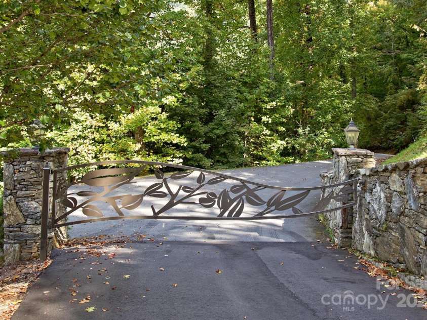 93 Lombard Street, Waynesville, NC 28786.  MLS# CAR4304075, YatesRealty ID 4204. 