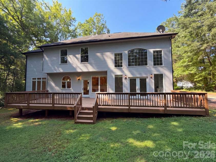 10124 Windtree Lane, Charlotte, NC 28215.  MLS# CAR4412602, YatesRealty ID 42042. 