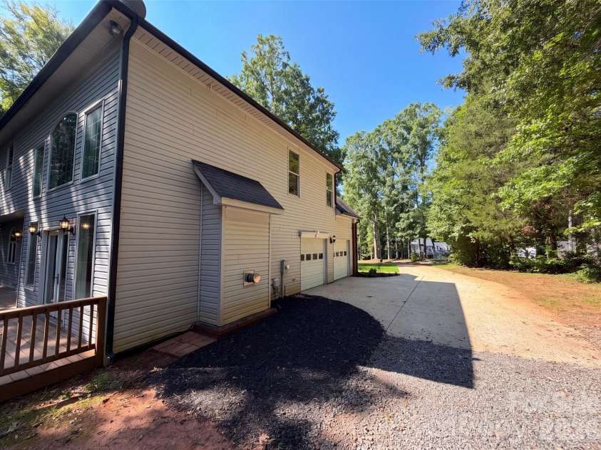10124 Windtree Lane, Charlotte, NC 28215.  MLS# CAR4412602, YatesRealty ID 42042. 