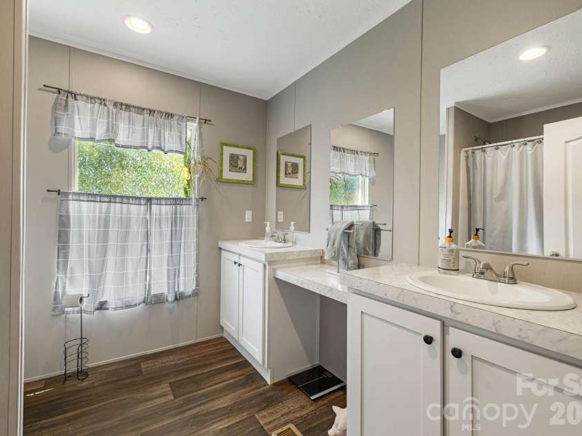 10 Pyrite Way, Asheville, NC 28806.  MLS# CAR4411592, YatesRealty ID 42047. Large secondary bath with tub and separate vanities.