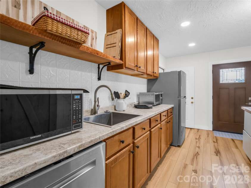 4 Western View Street, Black Mountain, NC 28711.  MLS# CAR4355063, YatesRealty ID 4205. 