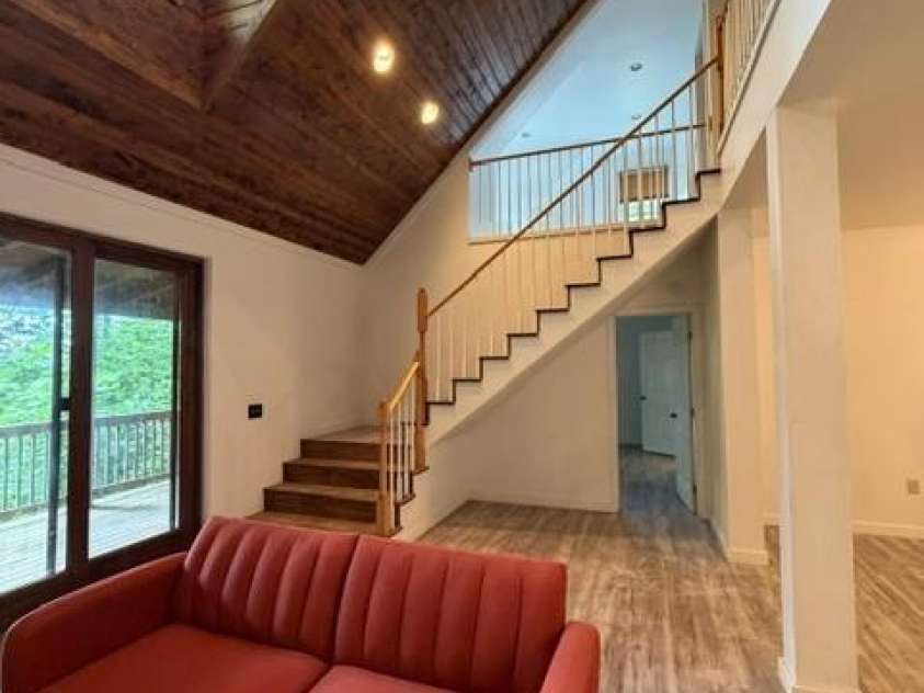 140 Falls Crossing Road, Burnsville, NC 28714.  MLS# CAR4393426, YatesRealty ID 42055. OPEN-CONCEPT LVRM