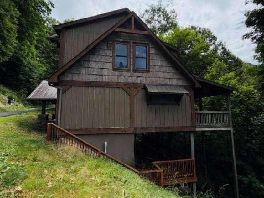 140 Falls Crossing Road, Burnsville, NC 28714.  MLS# CAR4393426, YatesRealty ID 42055. RIGHT SIDE - TWO COVERED DECKS