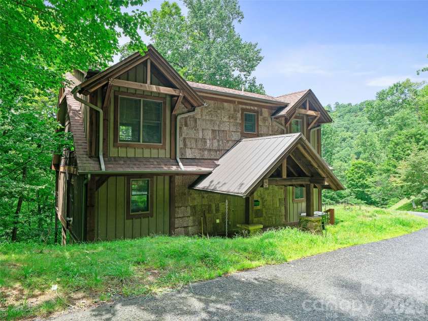 140 Falls Crossing Road, Burnsville, NC 28714.  MLS# CAR4393426, YatesRealty ID 42055. WELCOME HOME!