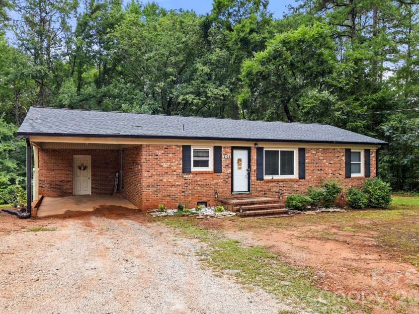 3104 University Drive, Lancaster, SC 29720.  MLS# CAR4405422, YatesRealty ID 42059. 