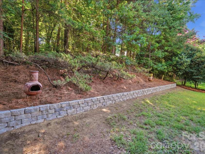 13901 Kings Carriage Lane, Charlotte, NC 28278.  MLS# CAR4407862, YatesRealty ID 42065. Backyard
