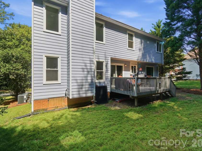 13901 Kings Carriage Lane, Charlotte, NC 28278.  MLS# CAR4407862, YatesRealty ID 42065. Backyard