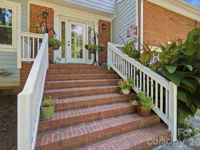 13901 Kings Carriage Lane, Charlotte, NC 28278.  MLS# CAR4407862, YatesRealty ID 42065. Front Steps