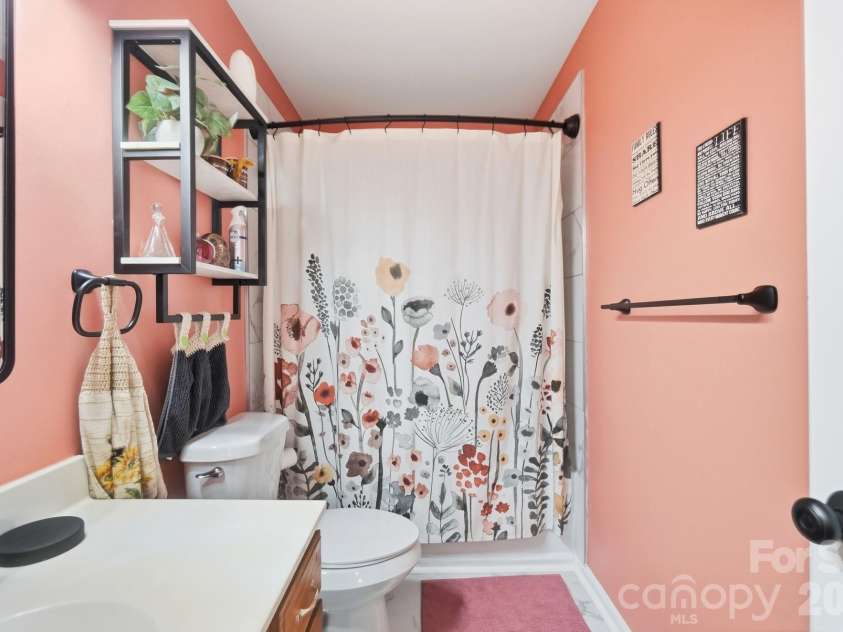 13901 Kings Carriage Lane, Charlotte, NC 28278.  MLS# CAR4407862, YatesRealty ID 42065. Hall Bath